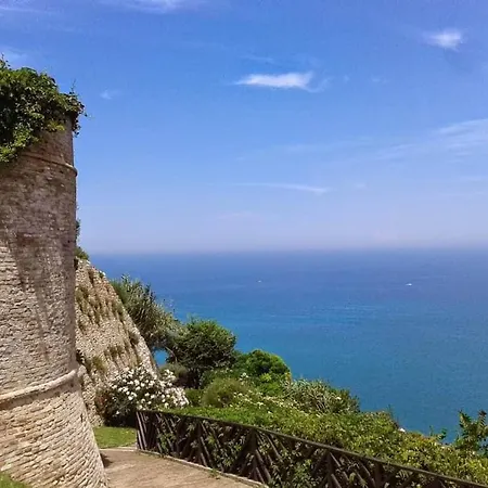 Attico Panoramico Tra E Mare Con Giardino Deluxe Apartment *